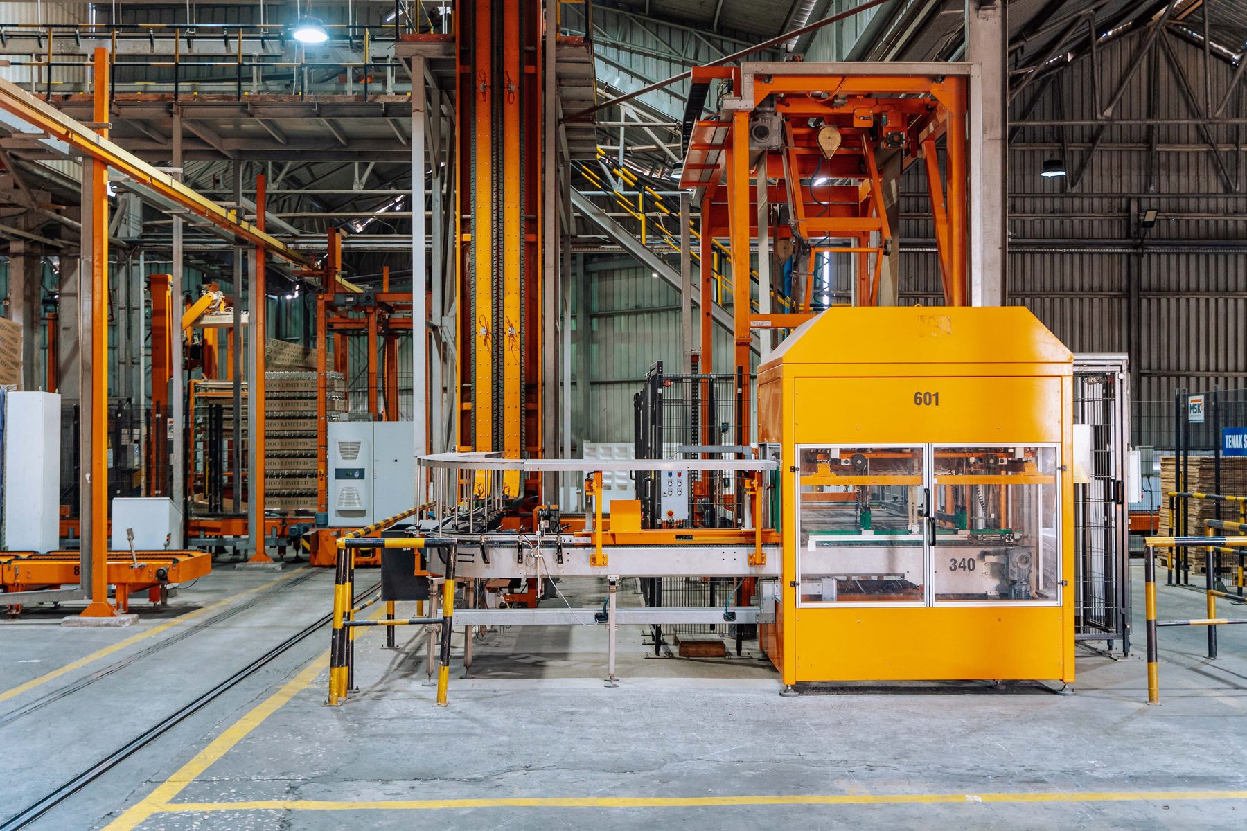Automated palletizing and conveyor system in a manufacturing facility